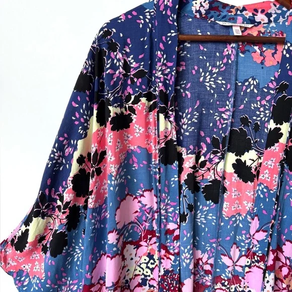 Victoria’s Secret floral kimono coverup - Picture 2 of 7